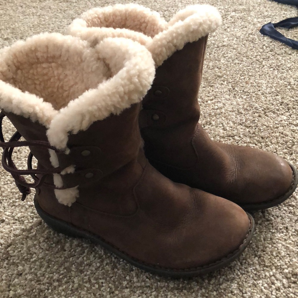 Brown ugg short boots